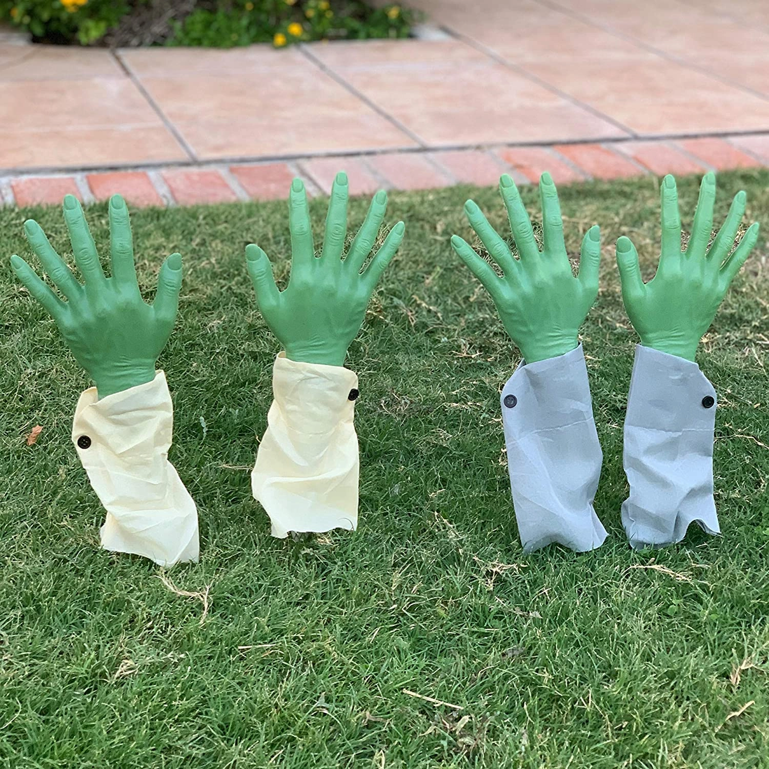 Playful Treats Ghoulish Accessories 2 Pairs Realistic Zombie Arm Stakes (green)