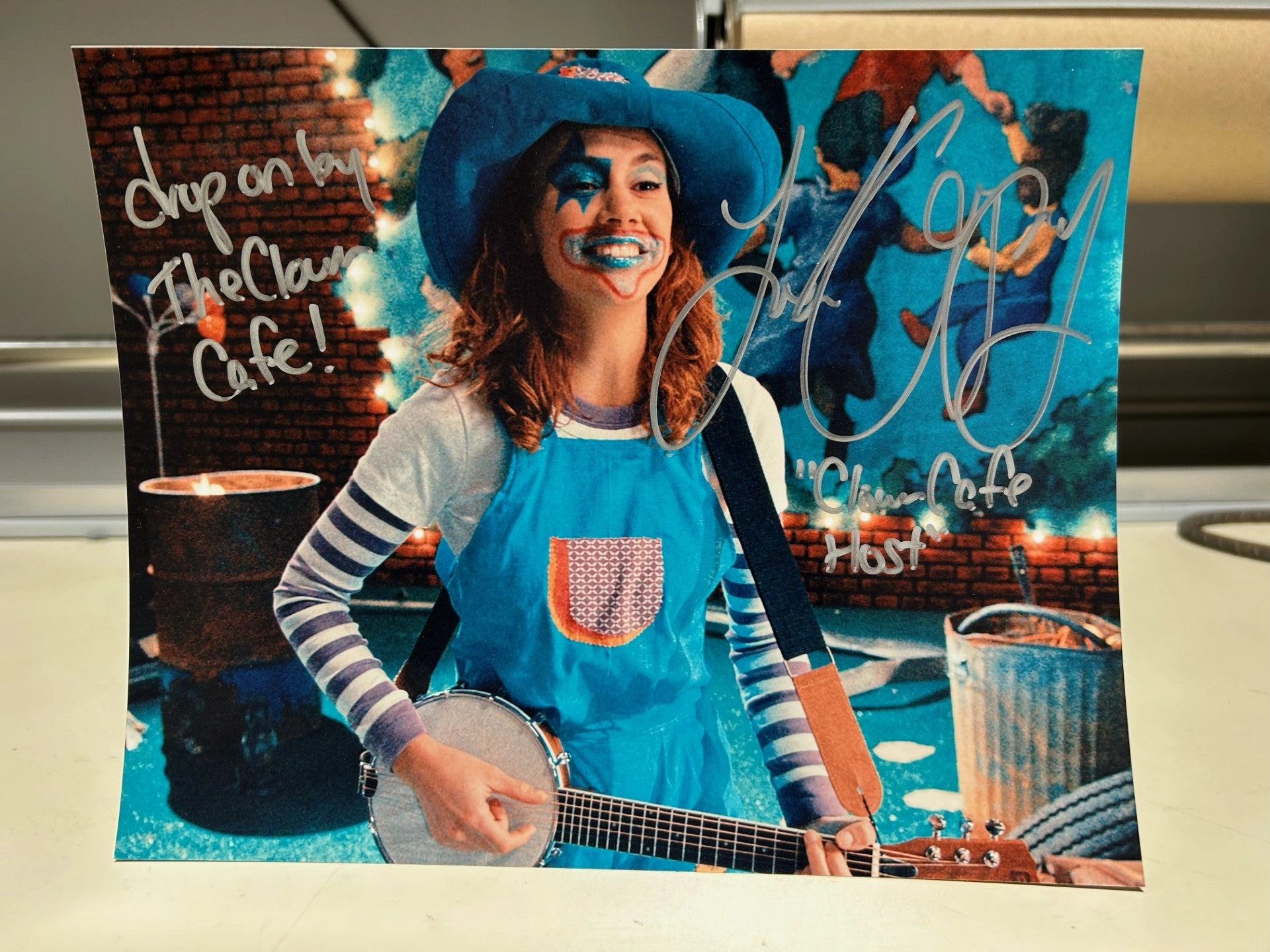 Leah Voysey 8x10 Autograph Eerie Decorations Fantastic Decorations